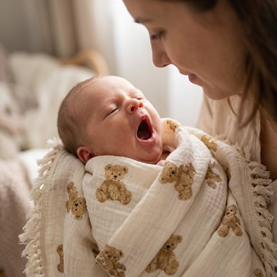 Bébé baille dans lange d emmaillotage ourson mignon