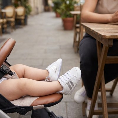 Chaussure pour bébé style sportif gris