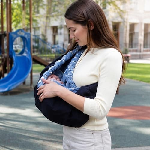 Mère au parc et portage en écharpe cocooning