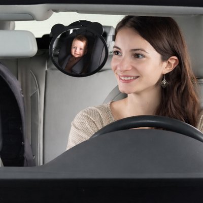 Mère observe bébé dans miroir voiture bébé panoramique
