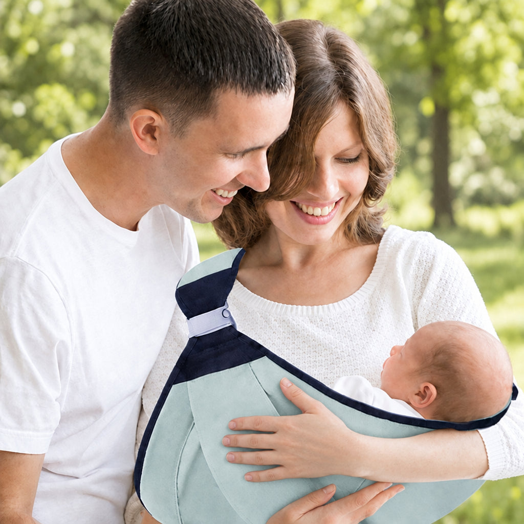 Papa-maman-sourient-à-bébé-dans-écharpe-de-portage-évolutive-vert