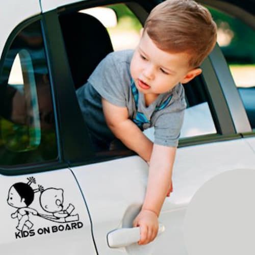 Petit-garcon-regarde-signalisation-bebes-a-bord-kids-on-board