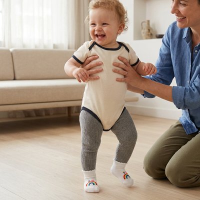 Poupon marche avec chaussettes bebe colori arc-en-ciel