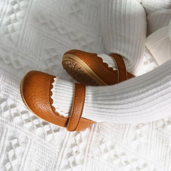 Premiers pas avec chaussure bebe fille bordure dentelle brune