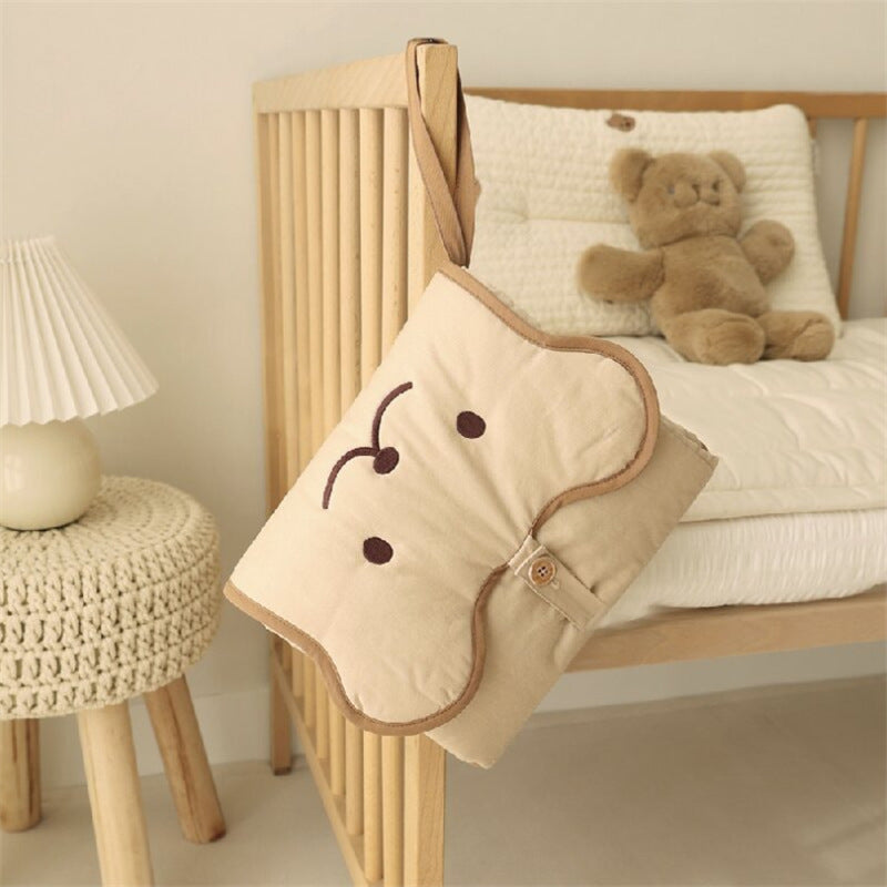 Tapis-à-langer-de-voyage-ourson-dans-chambre-bébé