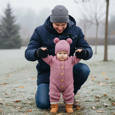 Bébé apprend à marcher avec combinaison chaude bebe cocon cozy rose