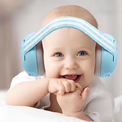 Bébé avec casque anti bruit bébé ultra confort bleu
