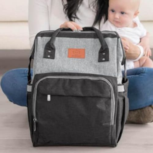 Bébé avec sac à dos à langer convivial gris et noir