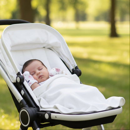 Bébé dort dans poussette avec moufles pour bébé tendresse rose