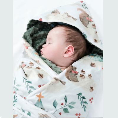 Bébé-dort-profondément-dans-nid-ange-bebe-nouveau-né
