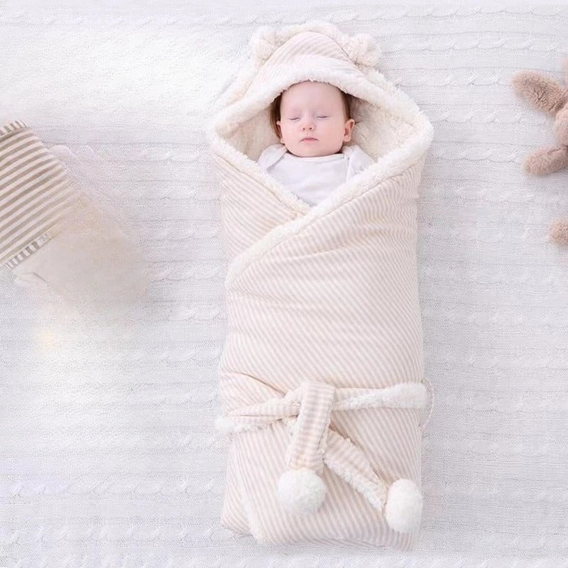Bébé enveloppé dans couverture nid d'ange polaire charmante