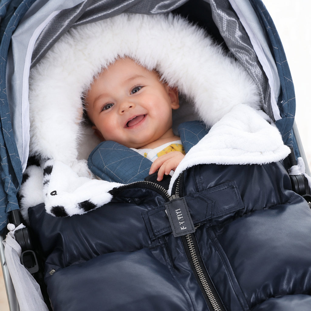 Bébé-heureux-dans -chancelière-poussette-universelle-imperméable-cozybaby