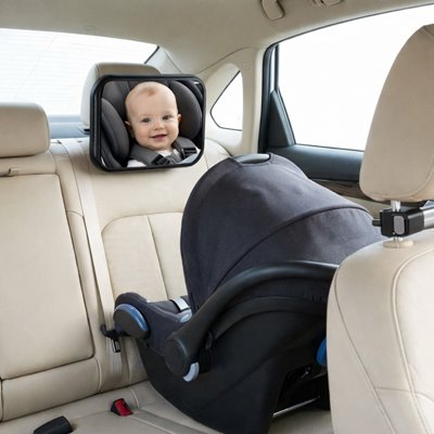 Bébé heureux dans miroir voiture bebe visibilité optimale