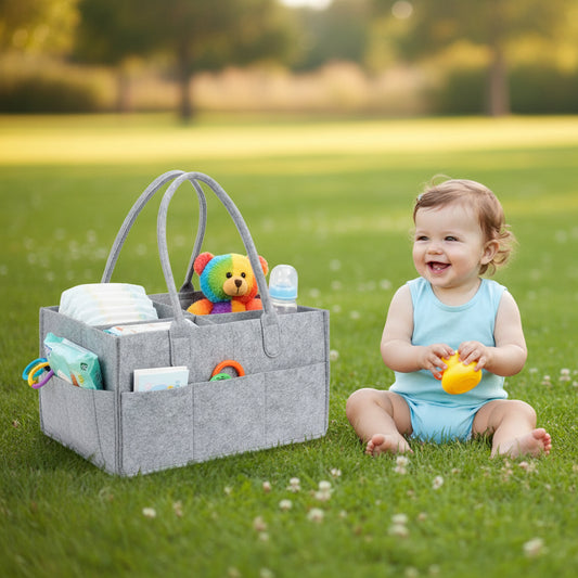 Bébé joue à côté de panier rangement bebe ultra-pratique 