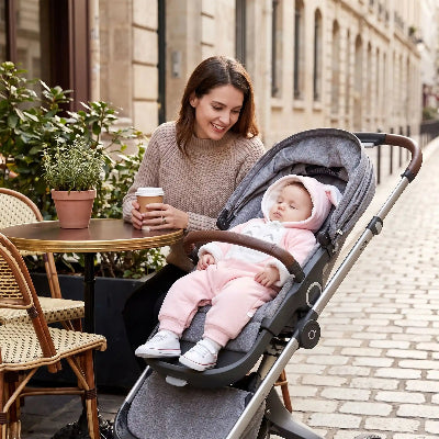 Bébé dans poussette avec combinaison-bebe-polaire-lapereau-rose