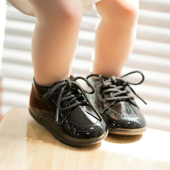 Enfant avec chaussure bebe premiers pas noir