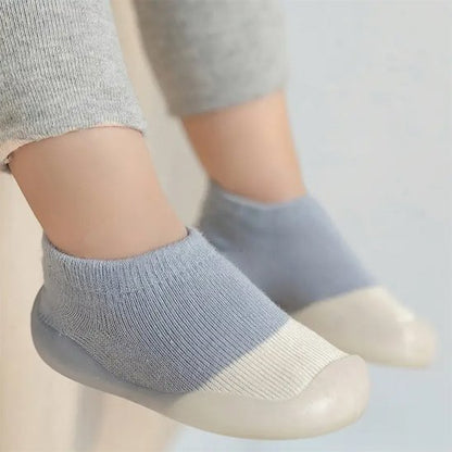 Enfant avec chaussure bebe souple bicolore bleue