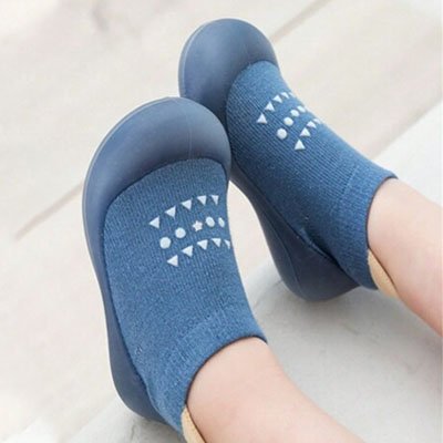 Enfant avec chaussure bebe souple liberté bleue