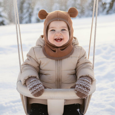 Enfant dans balançoire avec cagoule pour bebe polaire