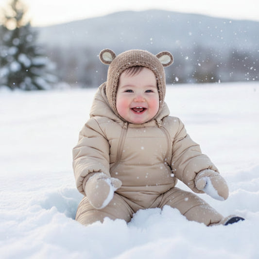 Enfant dans neige avec bonnet bebe animal coquin