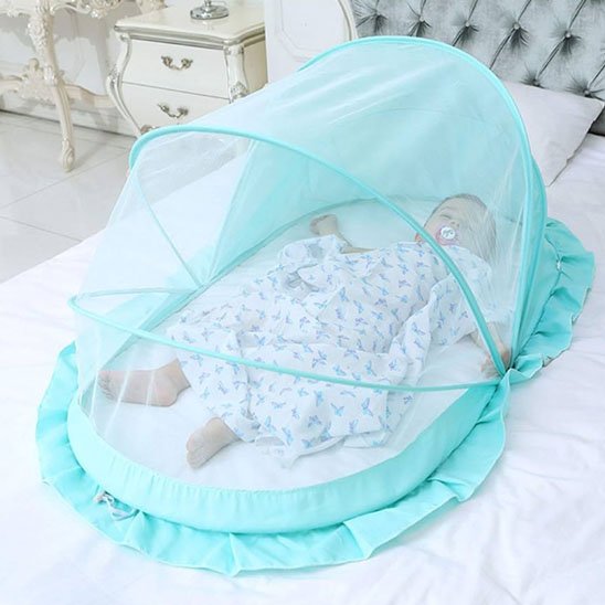Enfant dort dans moustiquaire lit bébé pop-up