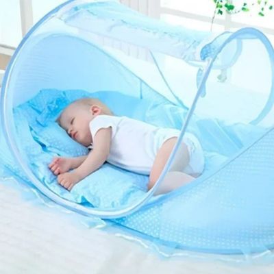 Enfant dort dans lit moustiquaire bebe protection plus bleu