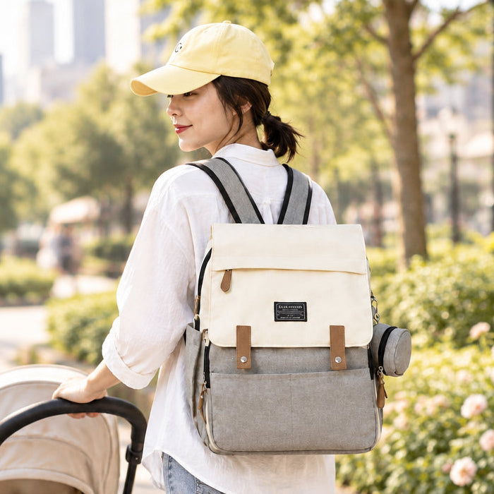 Femme avec sac a dos a langer chic