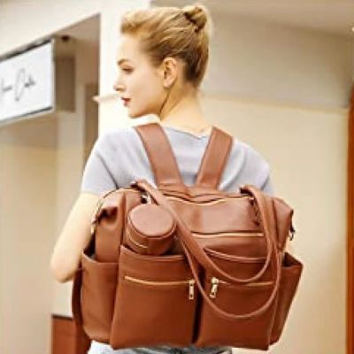 Femme-porte-sur-épaules-sac-à-dos-à-langer-sophistiqué