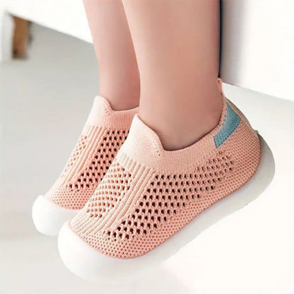 Fillette avec chaussure bebe mesh respirant rose