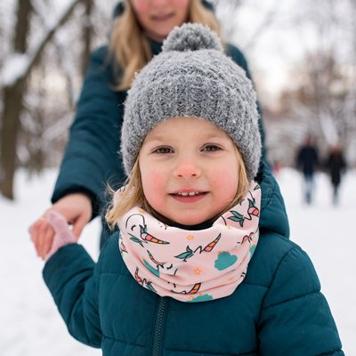 Fillette avec tour de cou bébé licorne