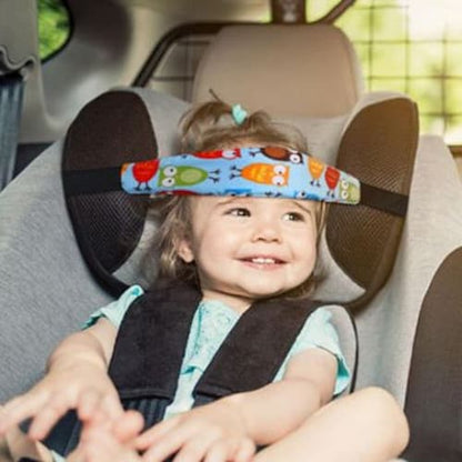 Fillette heureuse dans  cale tête siège auto ergonomique