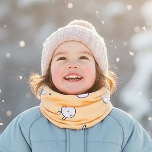 Fillette heureuse avec tour de cou enfant  adorable lapin jaune