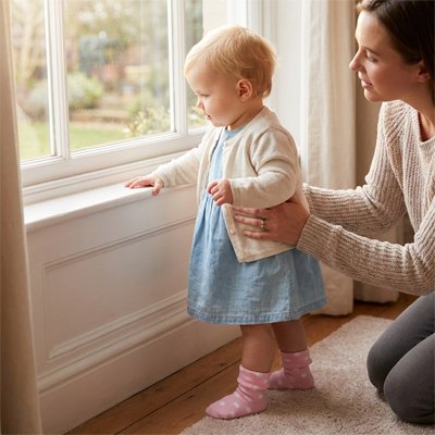 Fillette marche avec chaussettes bebe fille élégantes rose