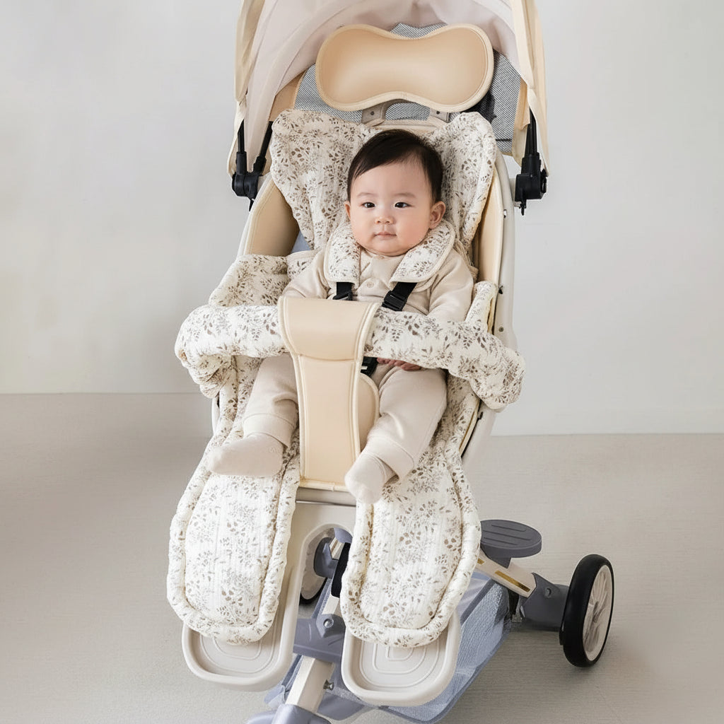 Garçon dans matelas pour poussette doux câlin hibiscus