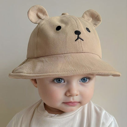 Garçon timide avec bob bébé nounours