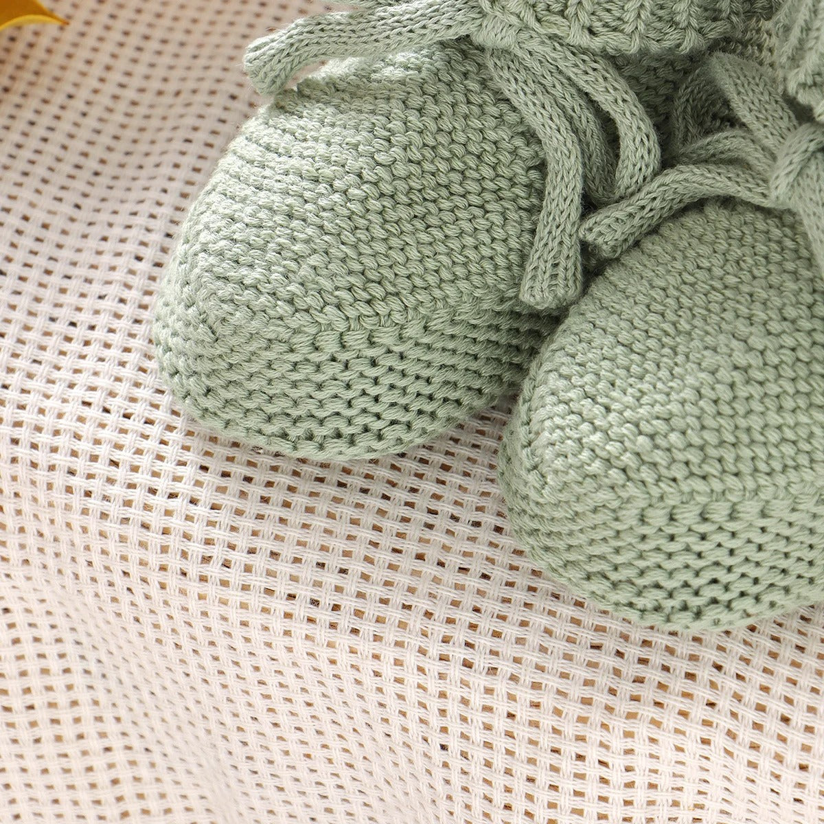 Mailles tricotées de chausson bébé confort