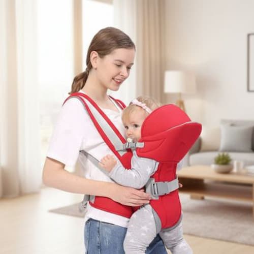 Maman dans salon avec porte bébé ergonomique multiprotect