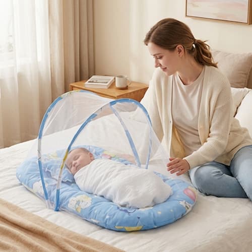 Maman regarde bébé dans lit de voyage pour bébé ultra léger couleur bleu