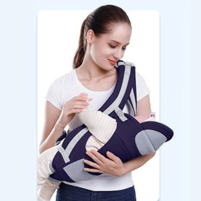 Mère-avec-enfant-dans-porte-bebe-physiologique-bleu-fonce