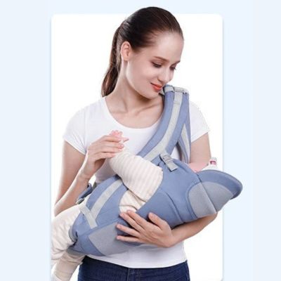 Mère-avec-enfant-dans-porte-bebe-physiologique-bleu-saisonnier