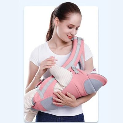 Mère-avec-enfant-dans-porte-bebe-physiologique-rose