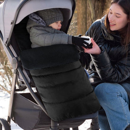 Mère-donne-boule-de-neige-à-bébé-dans-chancelière-poussette-universelle