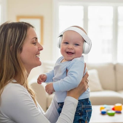 Mère et bébé heureux avec casque anti bruit bebe protection 