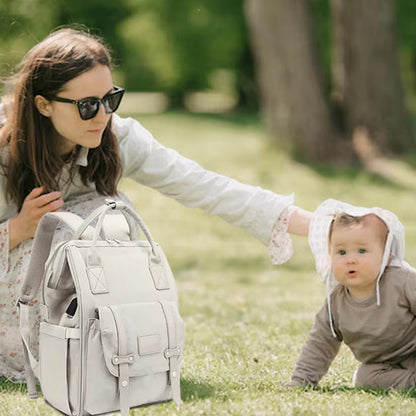 Mère et enfant au parc avec sac à langer sac à dos polyvalent
