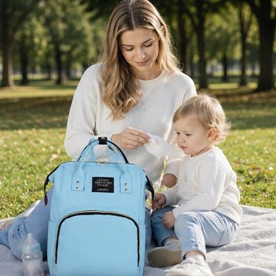 Mère et enfant avec sac a langer sac a dos adaptatif