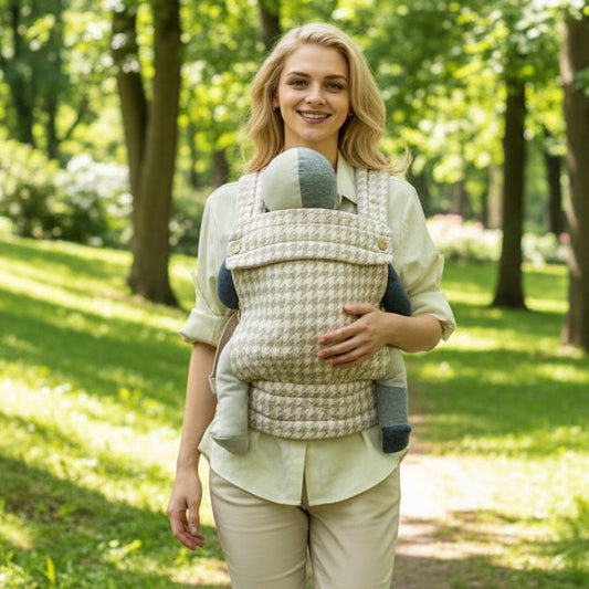 Mère marche au parc avec porte bébé kangourou liberté