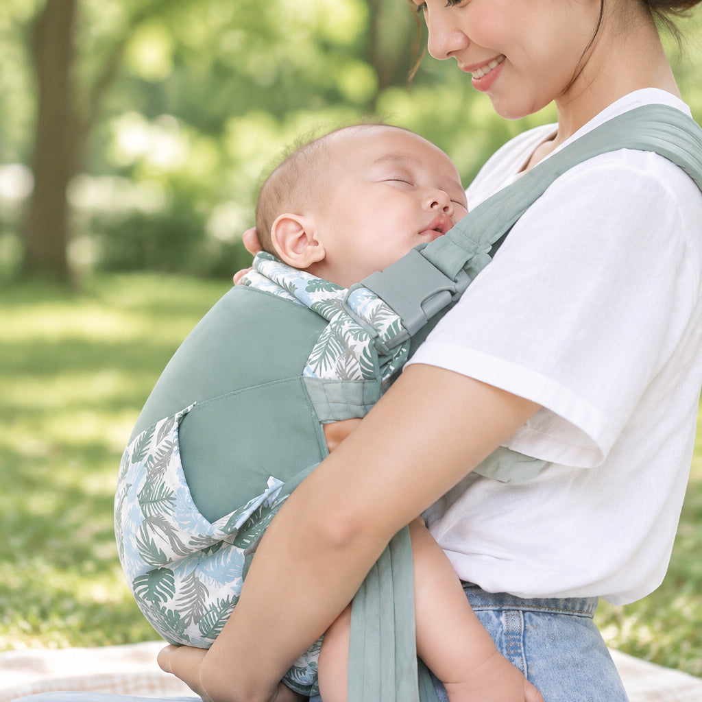 Mère observe bébé avec écharpe de portage maternité
