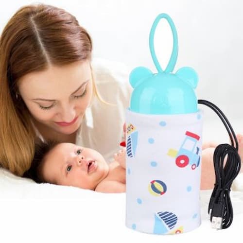 Mère regarde enfant chauffe biberon USB mignon