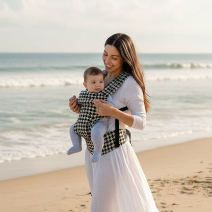 Mère sur plage avec porte bébé ergonomique sécuriflex