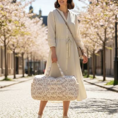 Mère transporte dans main sac a langer fleuri